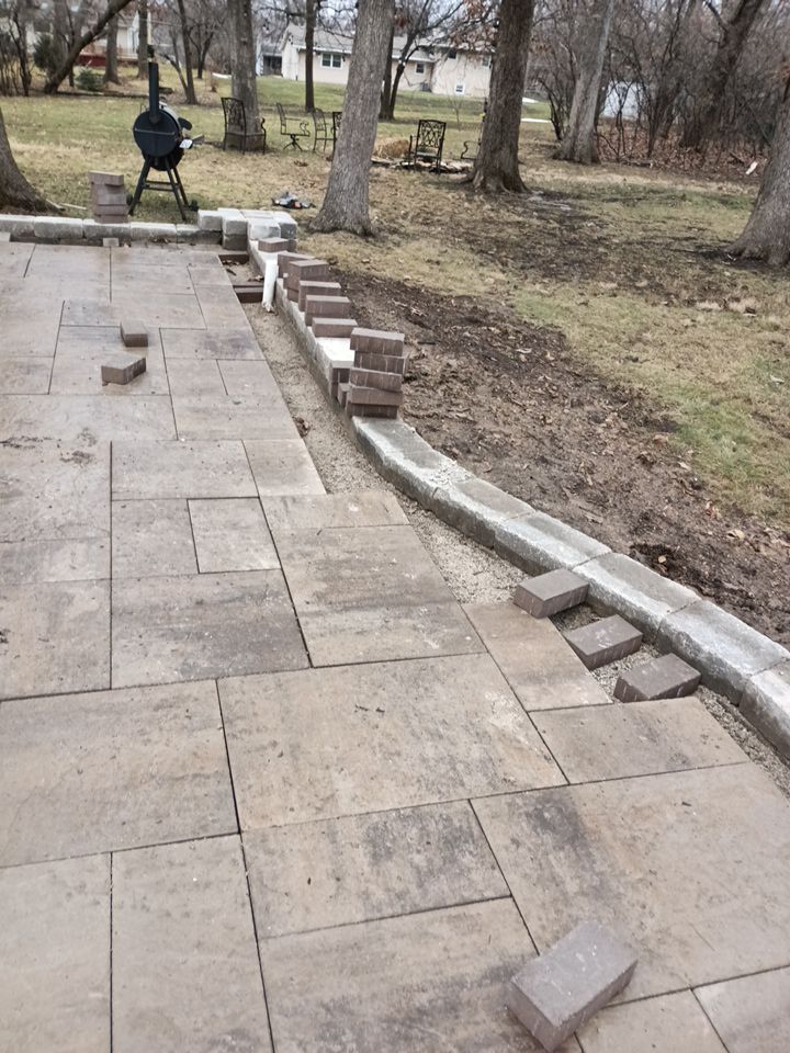 Paver patio and retaining wall detail
