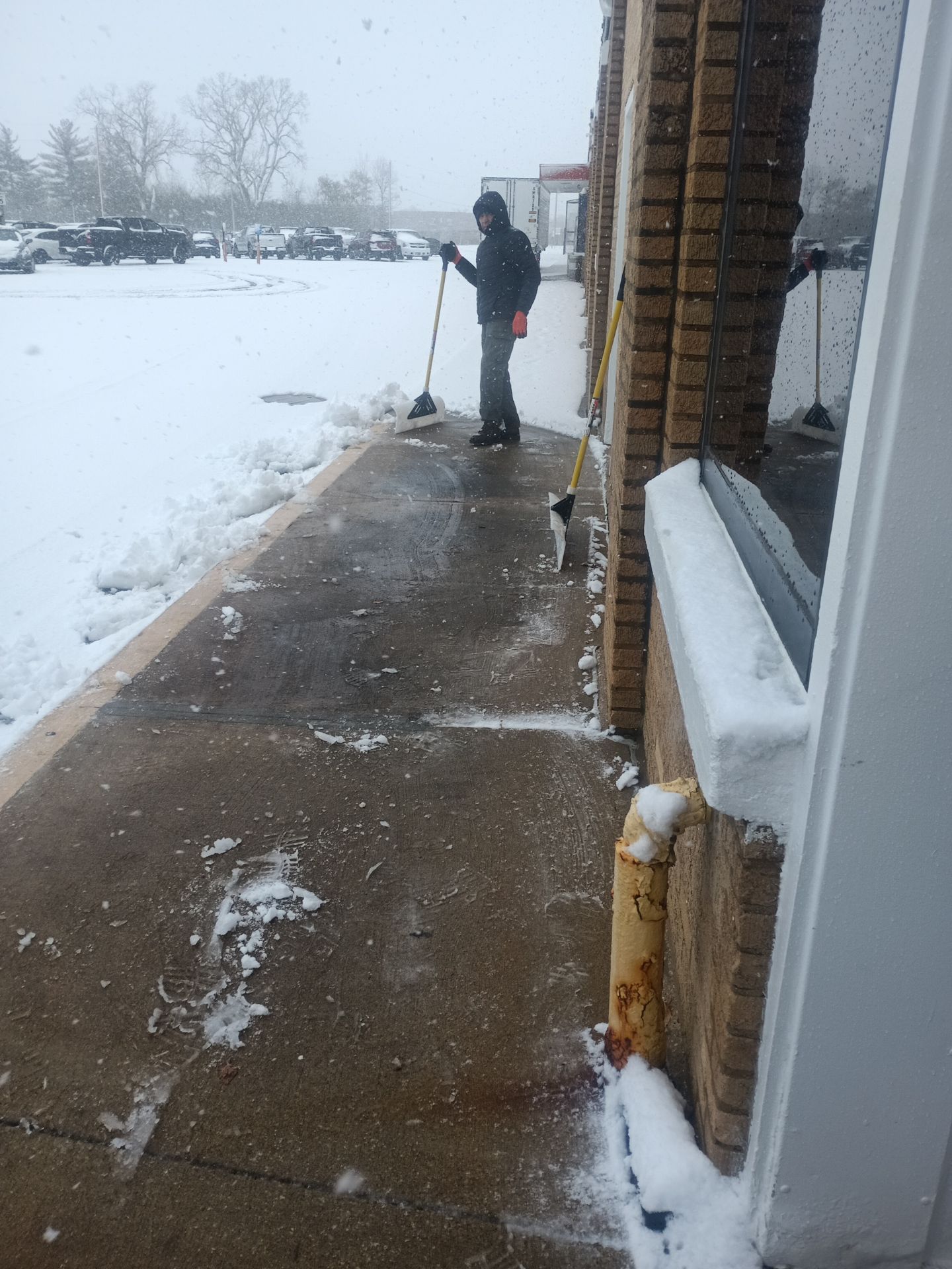 Snow and ice treatment on walks and pavement